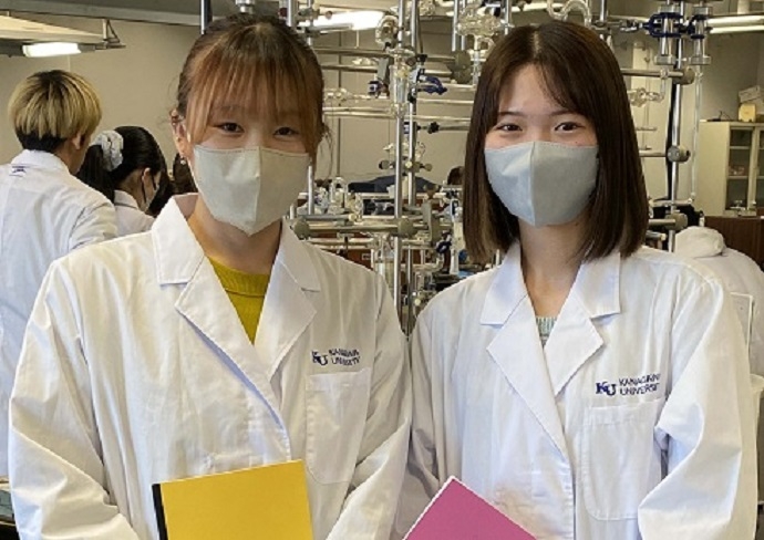 左：長田海優さん（化学生命学部 応用化学科1年）　右：橋本いづみさん（化学生命学部 生命機能学科1年）　※撮影当時